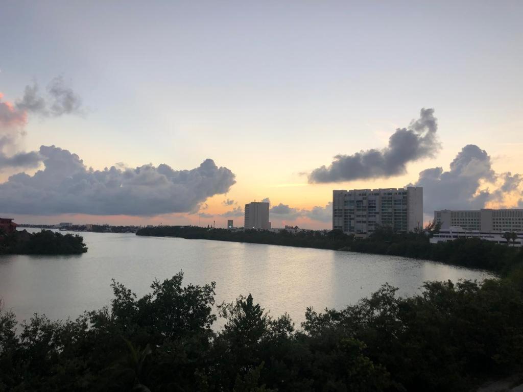 777 Lenderman Hostal 777 Cancún Exteriör bild